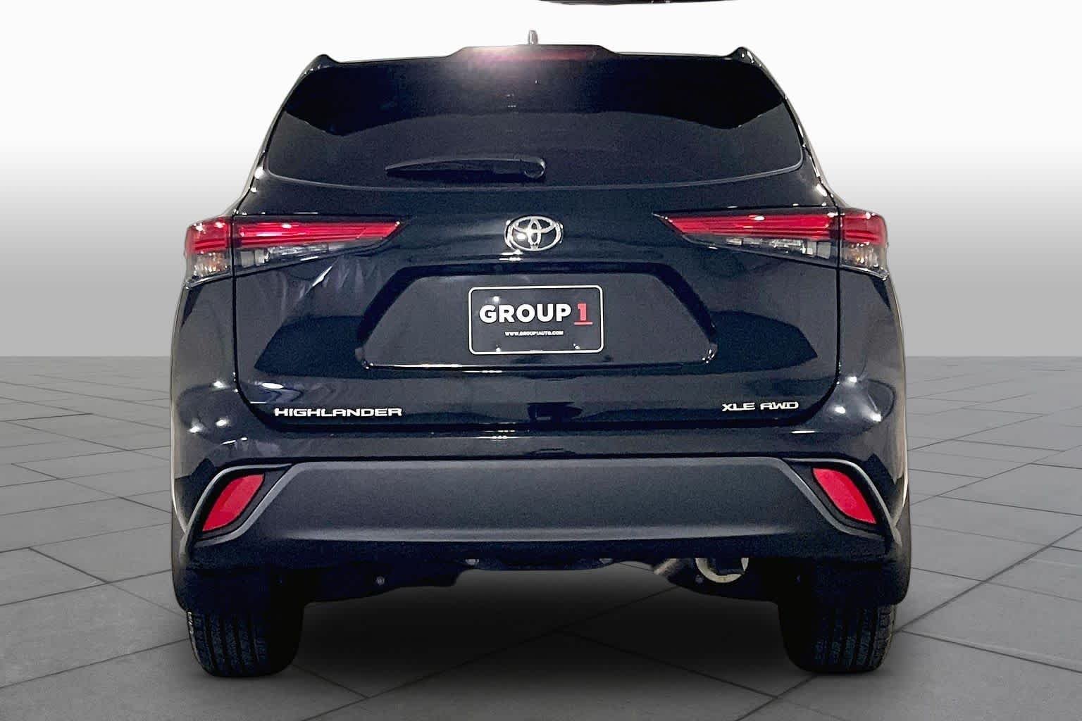 Used 2022 Midnight Black Metallic Toyota XLE image 10