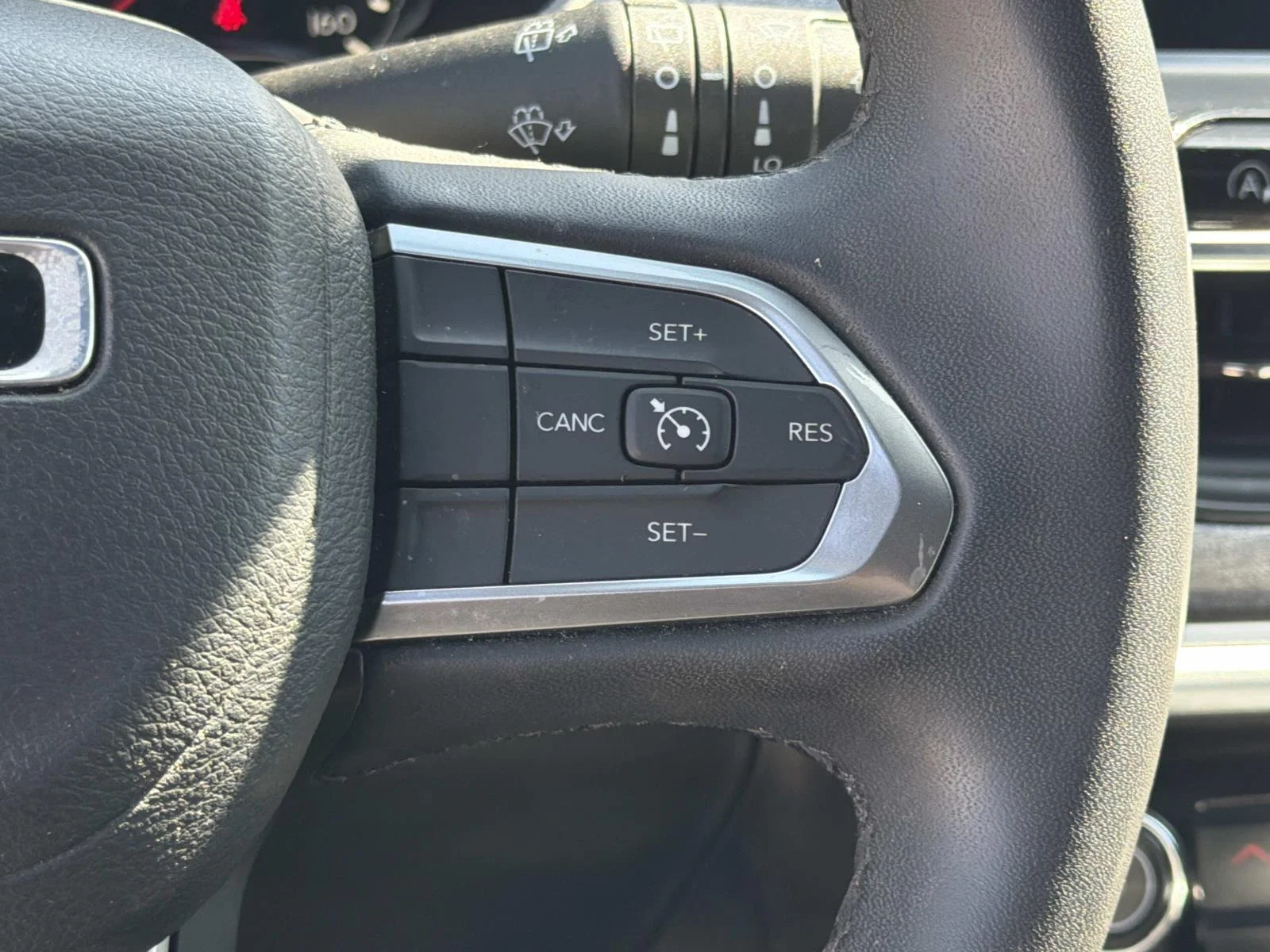 Used 2024 BALTIC GRAY MET Jeep Latitude 4x4 image 10