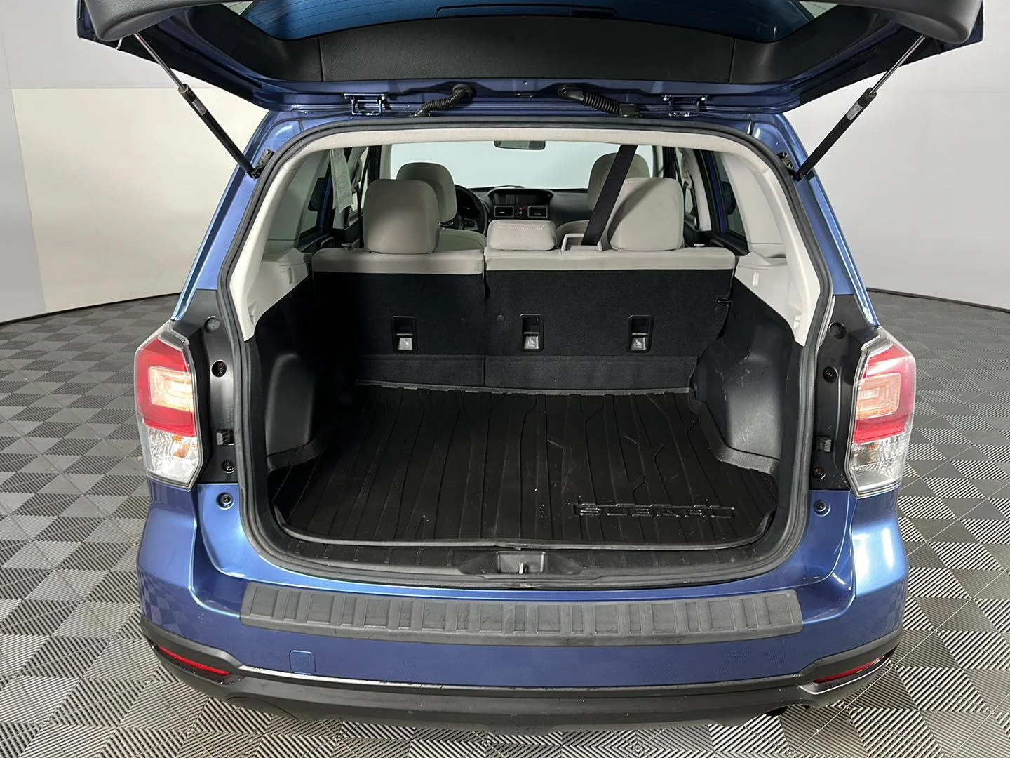 Used 2018 Quartz Blue Pearl Subaru Premium image 25
