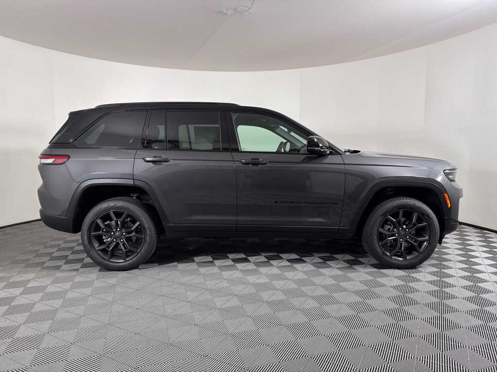 New 2025 Baltic Gray Metallic Clear-Coat Exterior Paint Jeep Limited image 16