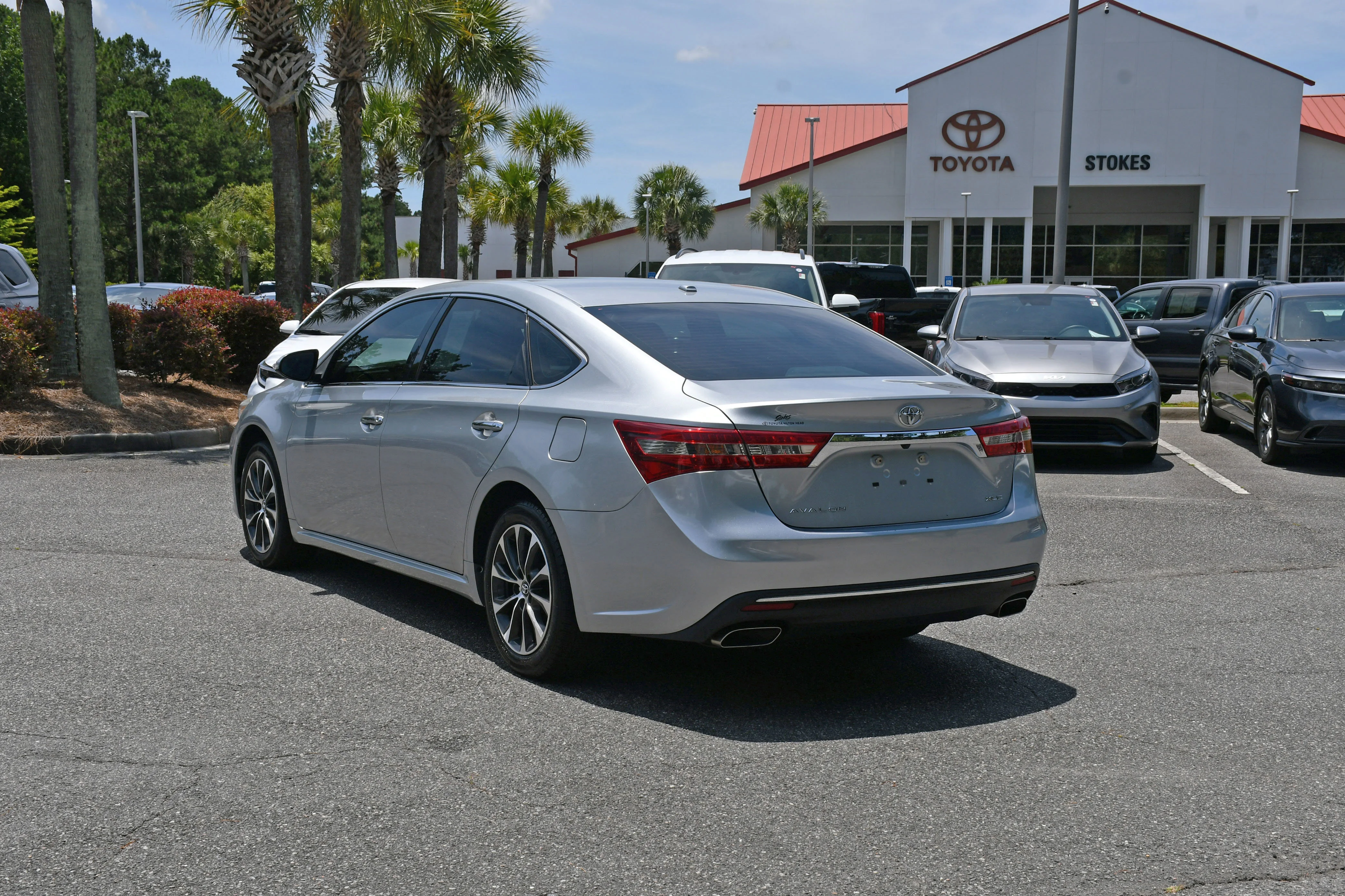 Used 2018 Silver Toyota XLE image 3