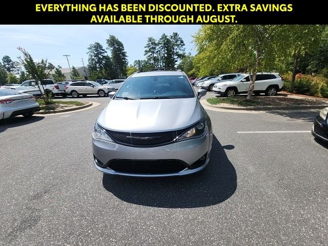 Used 2020 Silver Chrysler Touring L image 4