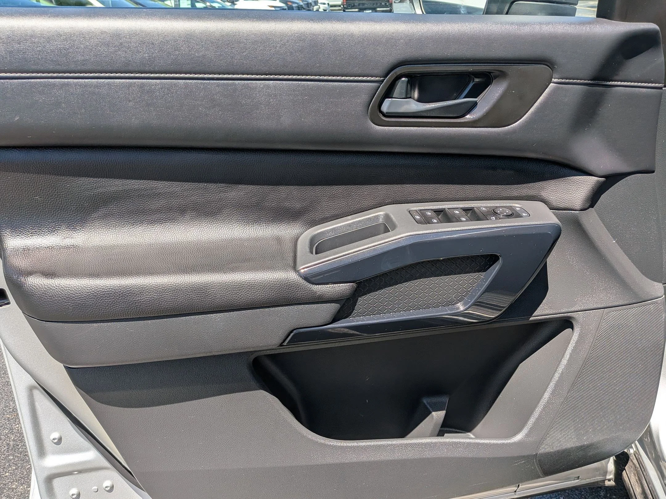 2025 Nissan Pathfinder SV - Photo 9