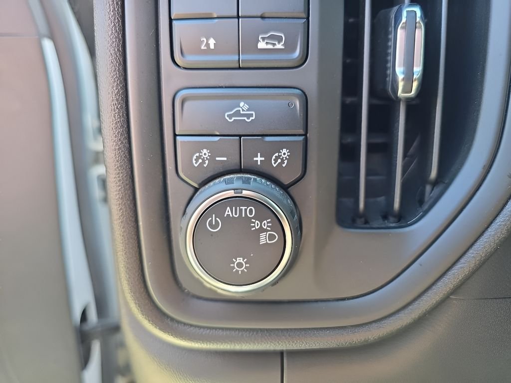 Used 2022 White Chevrolet Custom image 35