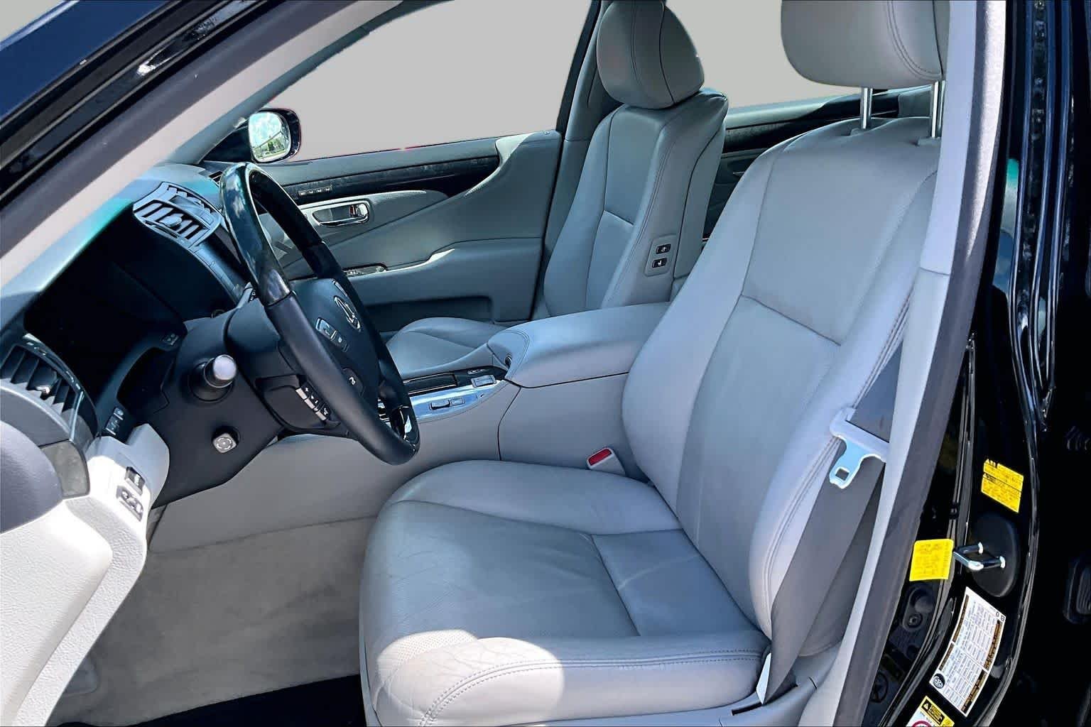 Used 2012 Obsidian Lexus  image 7