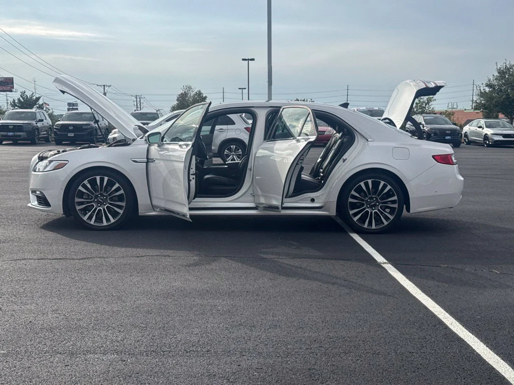 Used 2018 White Lincoln Select image 23