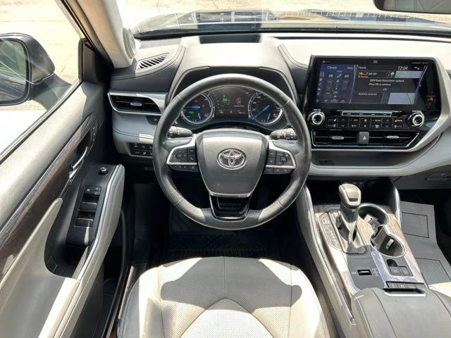 Used 2022 Gray Toyota Platinum image 28