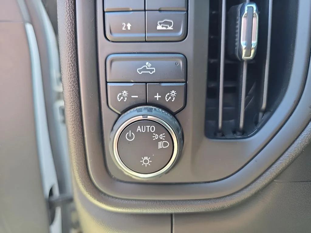 Used 2022 White Chevrolet Custom image 35
