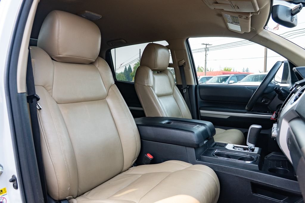 Used 2014 Super White Toyota SR5 image 32