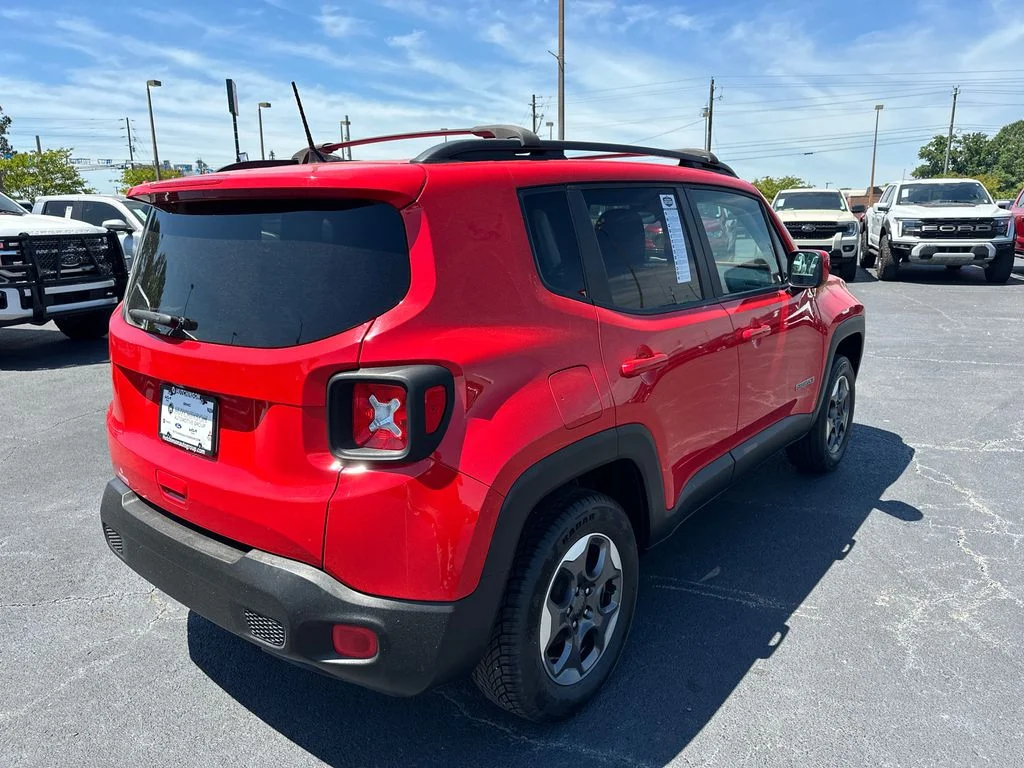 Used 2018 Red Jeep Latitude image 7