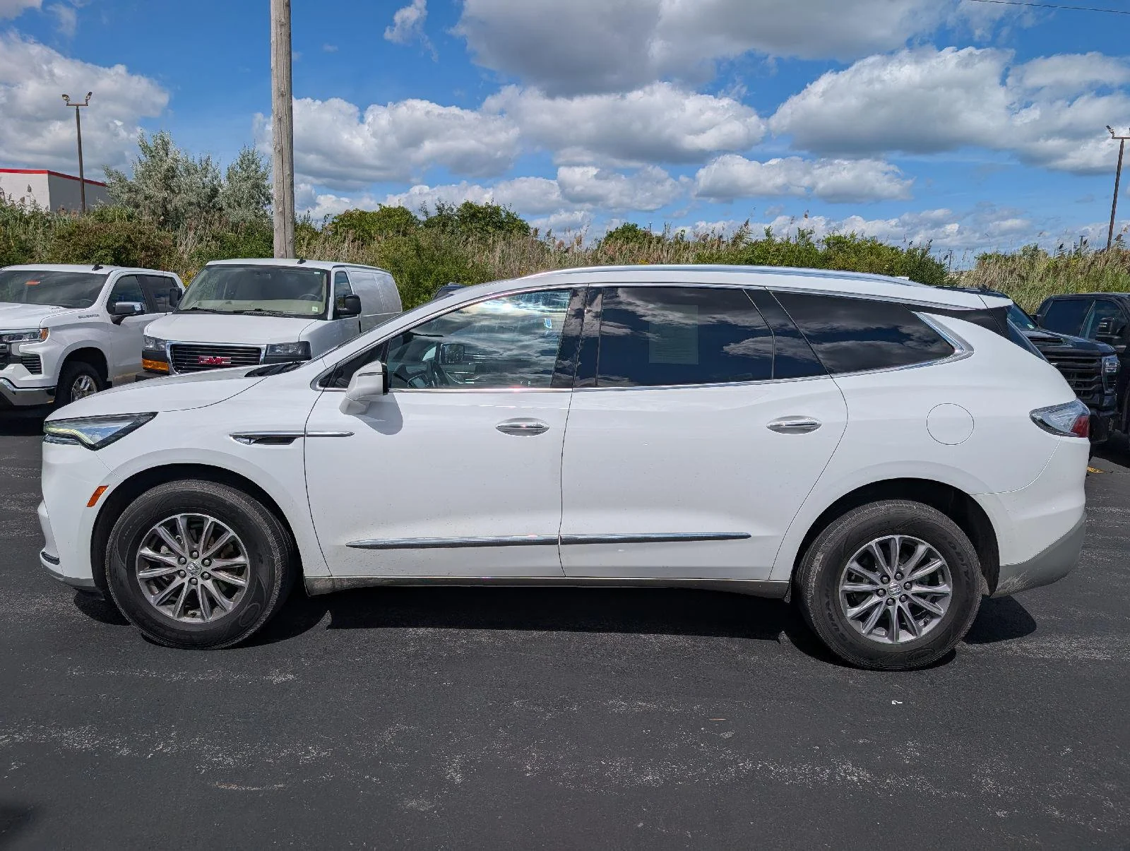 Used 2024 Summit White Buick Essence image 5