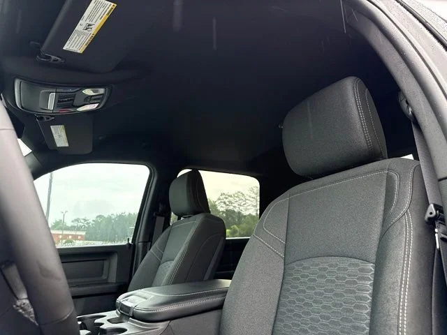 New 2026 Diamond Black Crystal Pearl-Coat Exterior Paint RAM Tradesman image 19