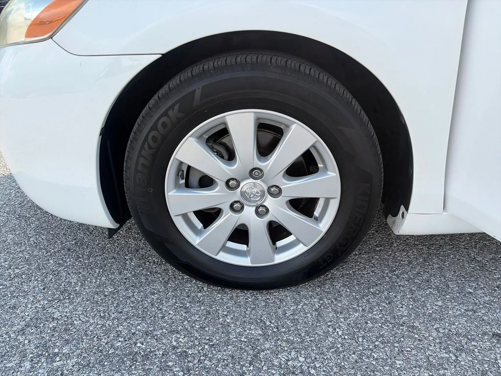 Used 2009 White Toyota XLE image 25