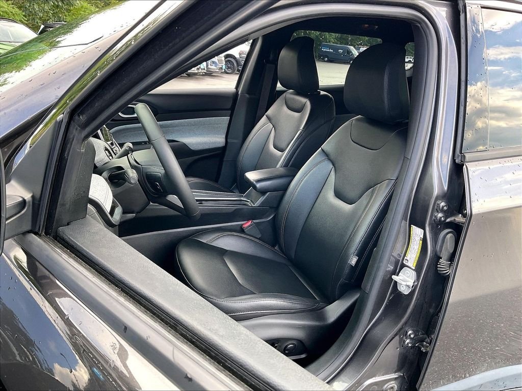 Used 2024 Gray Jeep Latitude Lux image 9