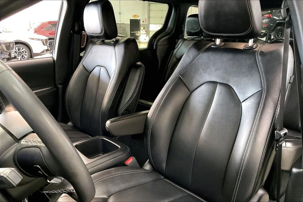 Used 2025 Black Chrysler Select image 23