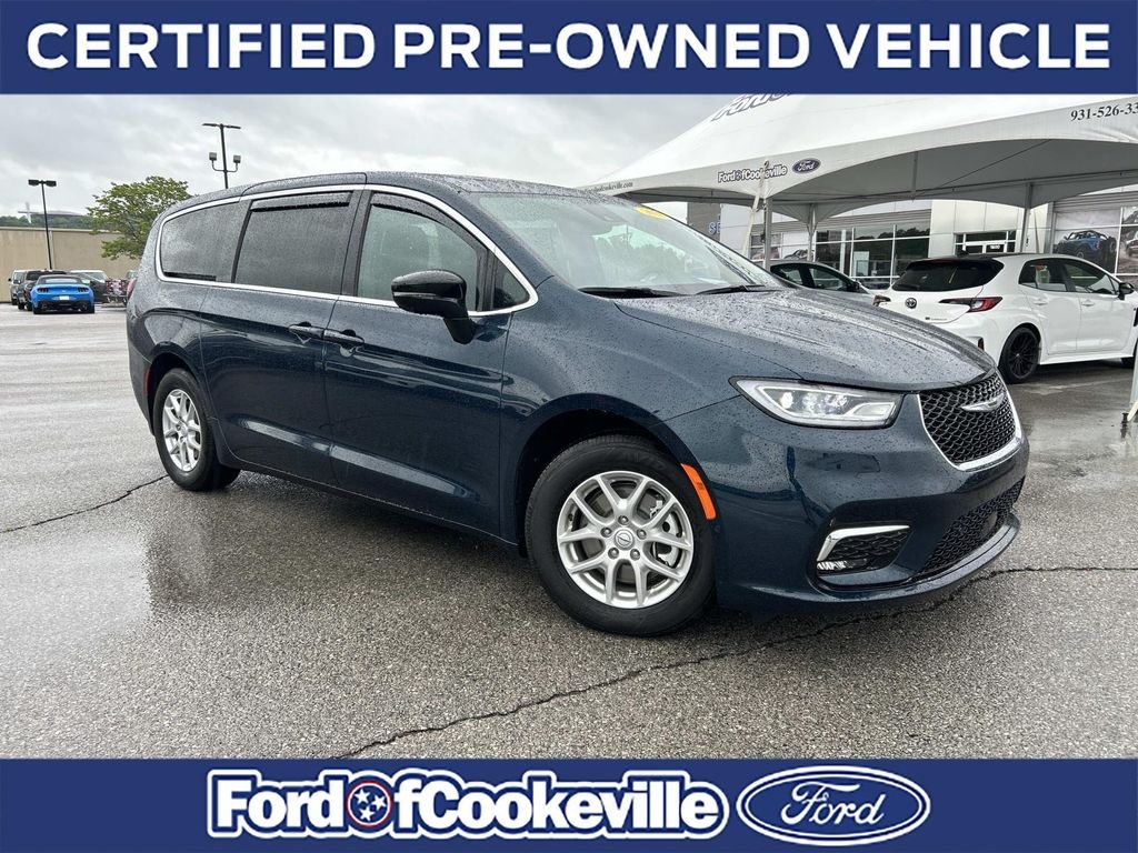 2025 Chrysler Pacifica Select's photo