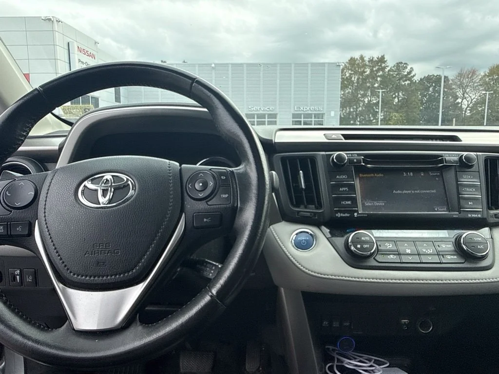 Used 2017 Silver Toyota XLE image 13
