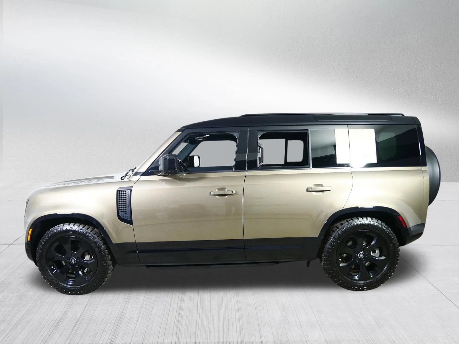 Used 2024 BRONZE Land Rover X-Dynamic SE image 4