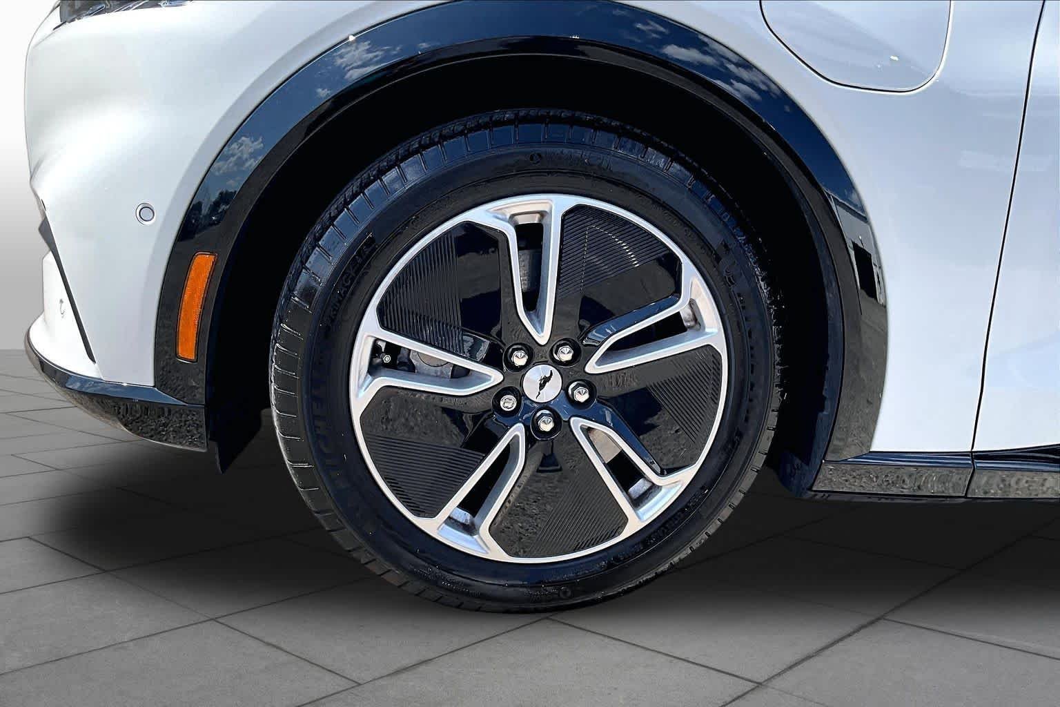 Used 2023 Star White Metallic Tri-Coat Ford Premium image 10
