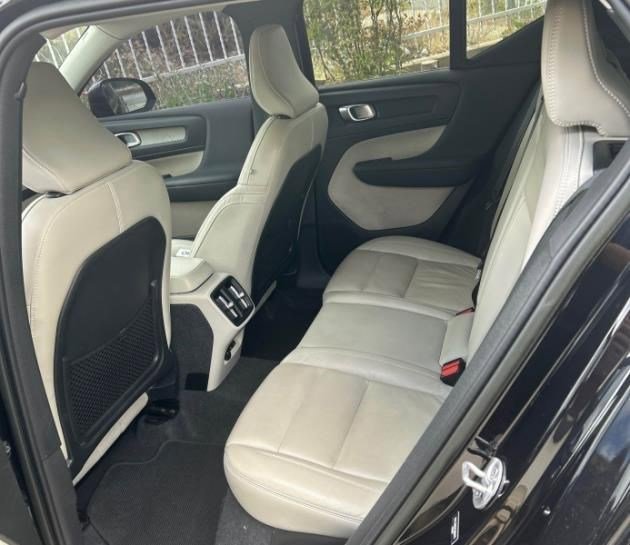 Used 2023 Onyx Black Metallic Volvo Ultimate Dark Theme image 4