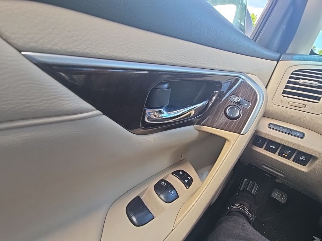 Used 2015 White Nissan 2.5 SL image 18