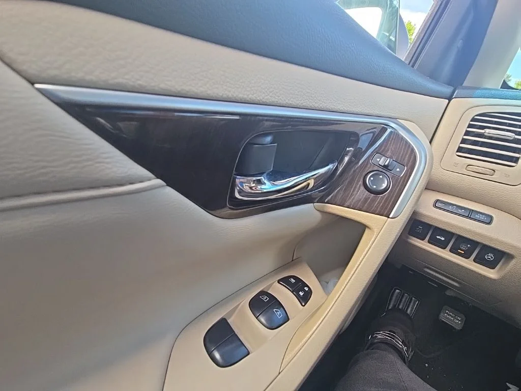 Used 2015 White Nissan 2.5 SL image 18