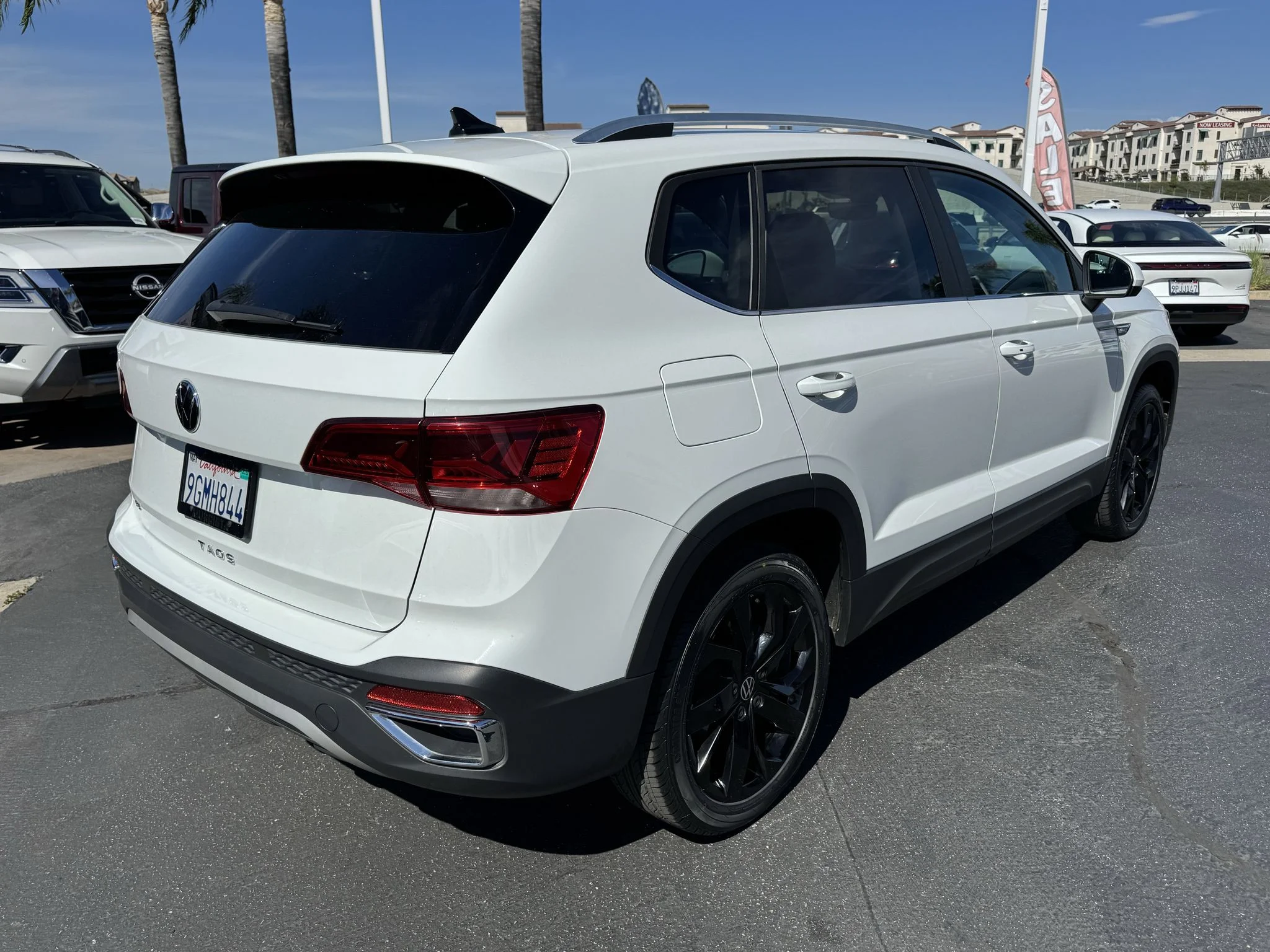 Used 2023 Pure White Volkswagen SE image 7