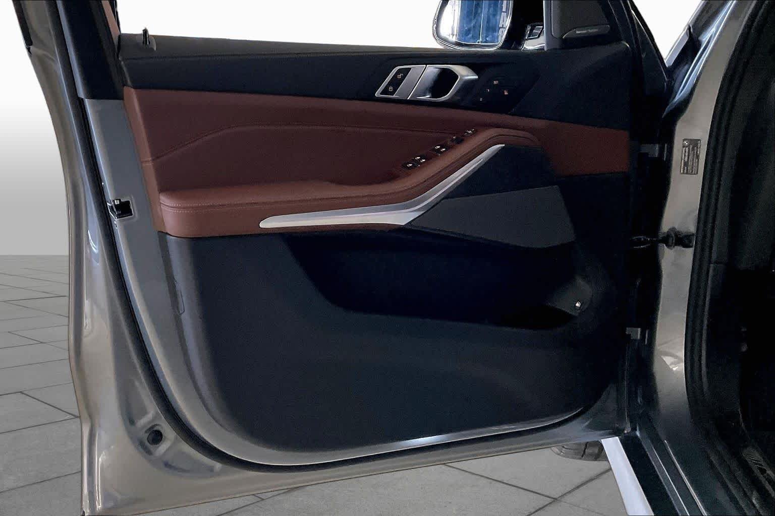New 2026 Skyscraper Grey Metallic BMW xDrive50e image 10