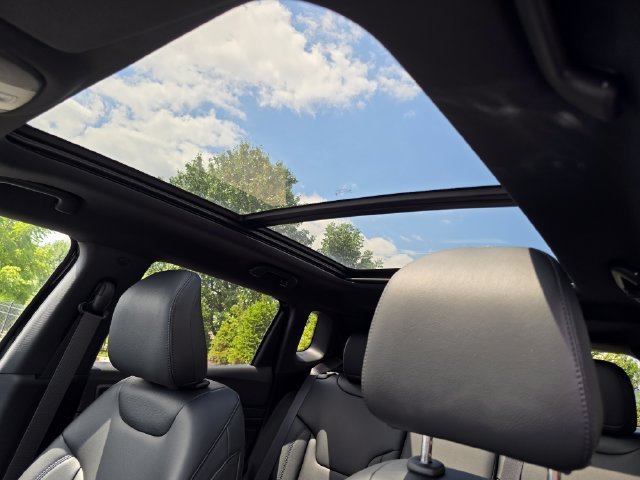 New 2026 Diamond Black Crystal Pearl-Coat Exterior Paint Jeep Limited image 8