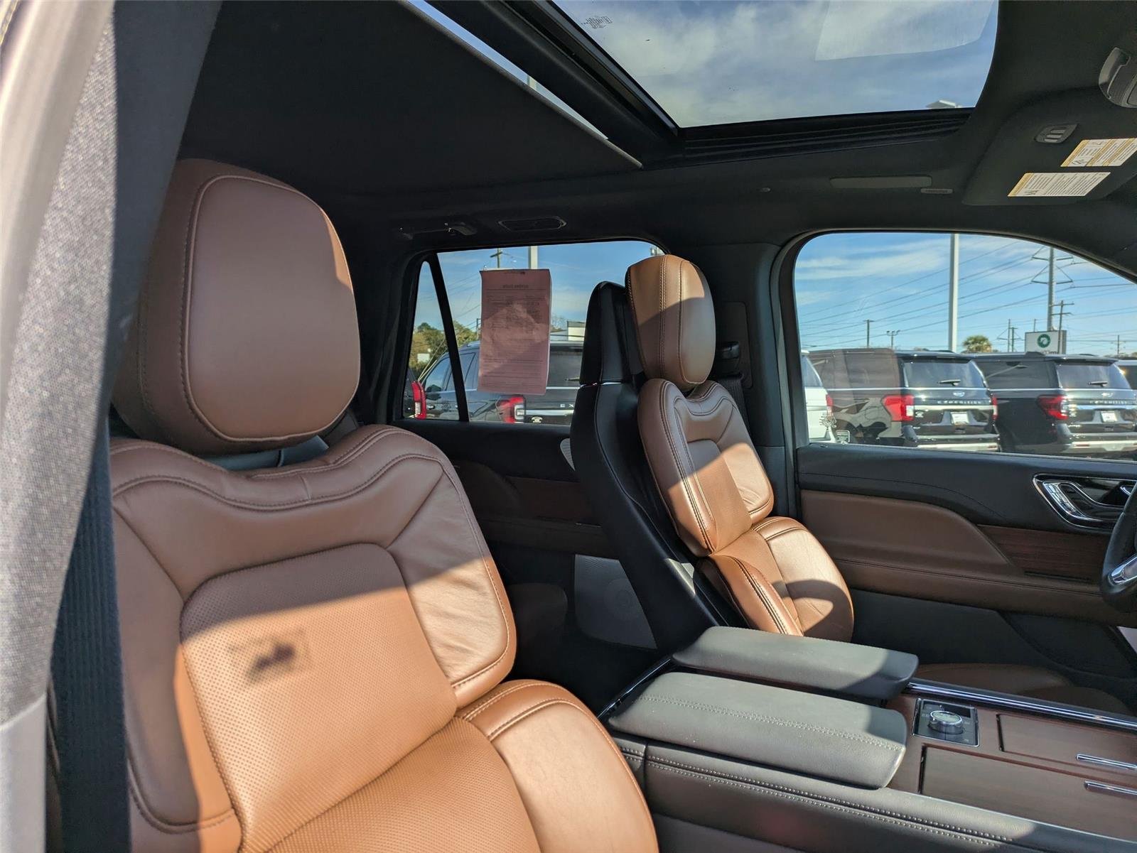 Used 2024 Pristine White Metallic Tri-Coat Lincoln Reserve image 33