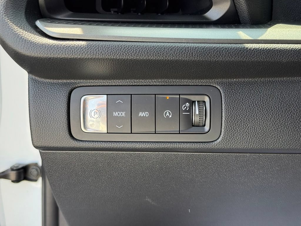Used 2025 Summit White Chevrolet LT image 29