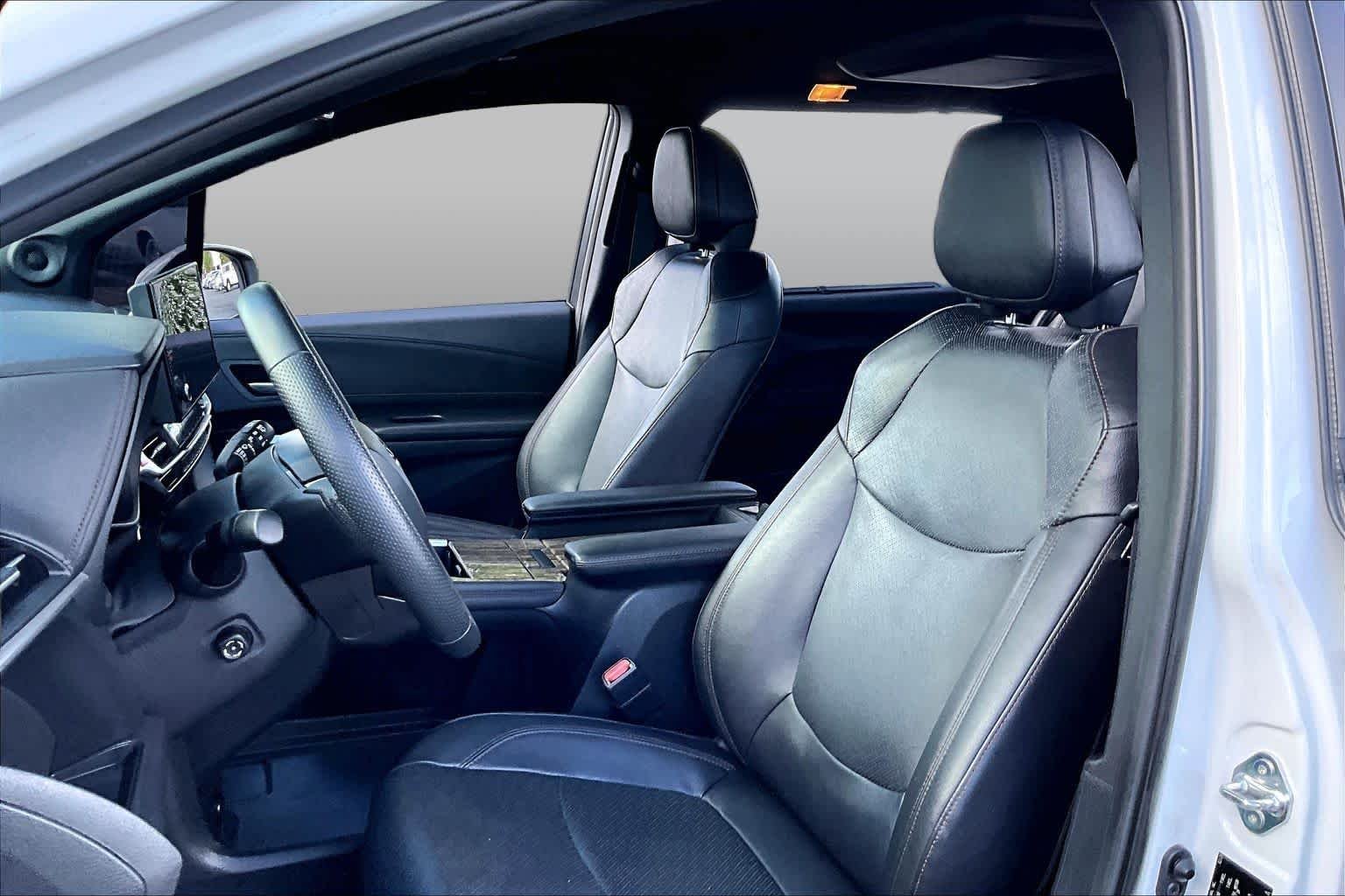Used 2025 Wind Chill Pearl Toyota Limited image 9