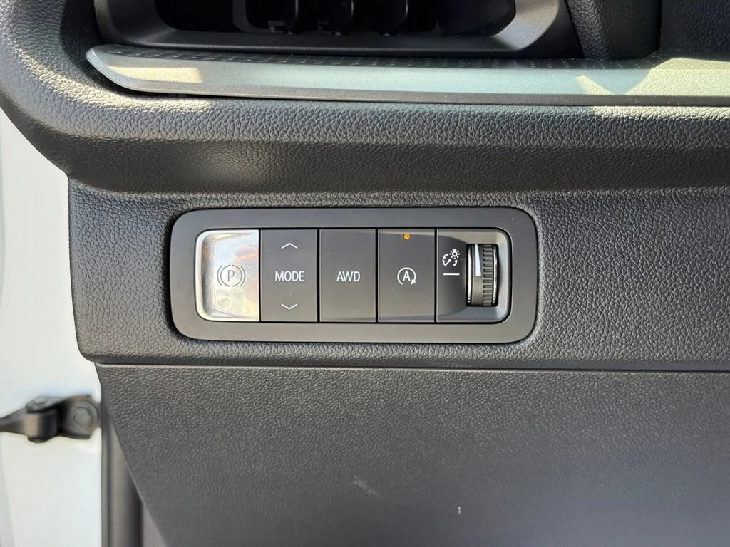 Used 2025 Summit White Chevrolet LT image 29