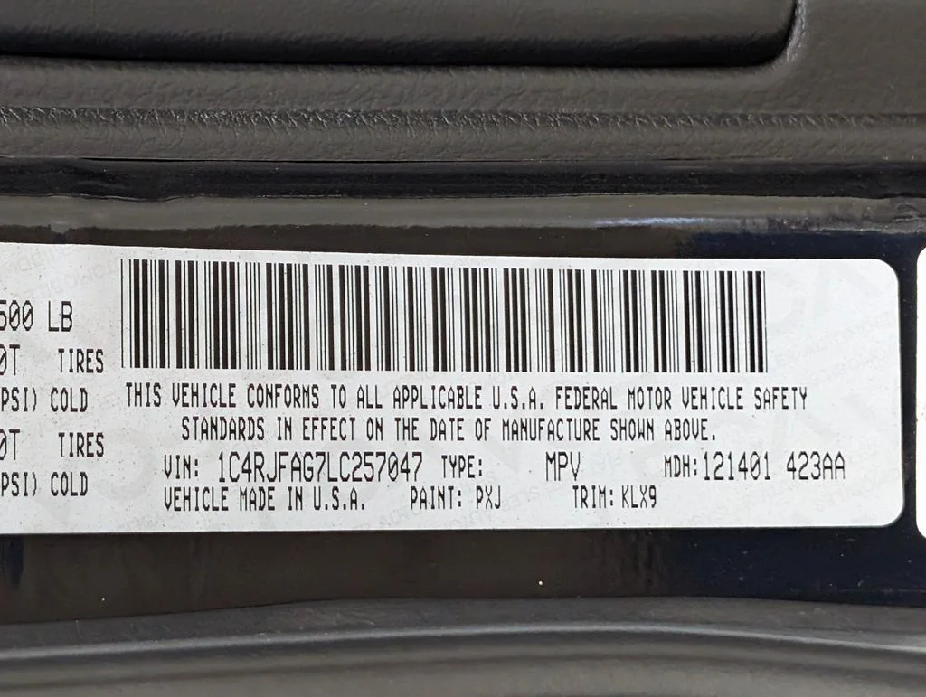 Used 2020 Diamond Black Crystal Pearlcoat Jeep Laredo image 20