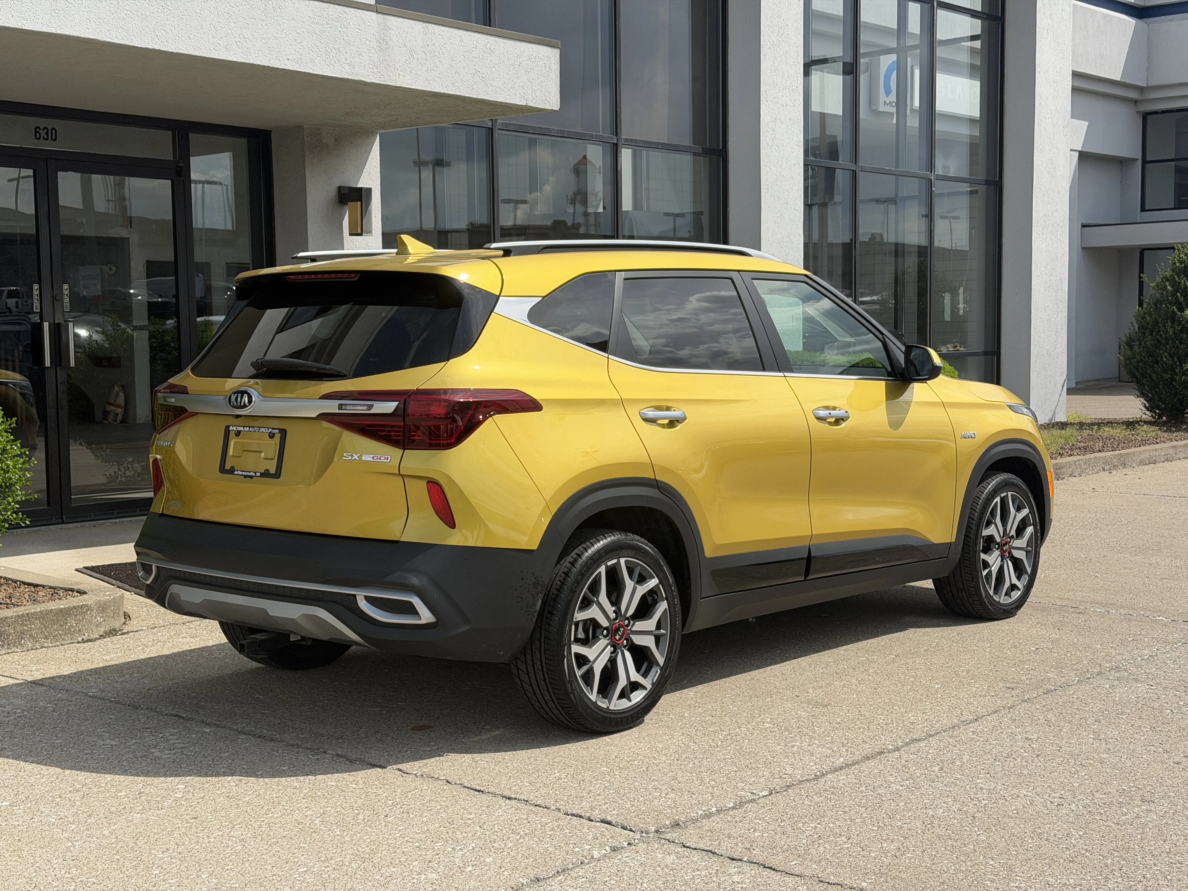 Used 2021 Starbright Yellow Kia SX image 4