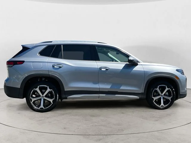 2025 Volkswagen Tiguan SE - Photo 2