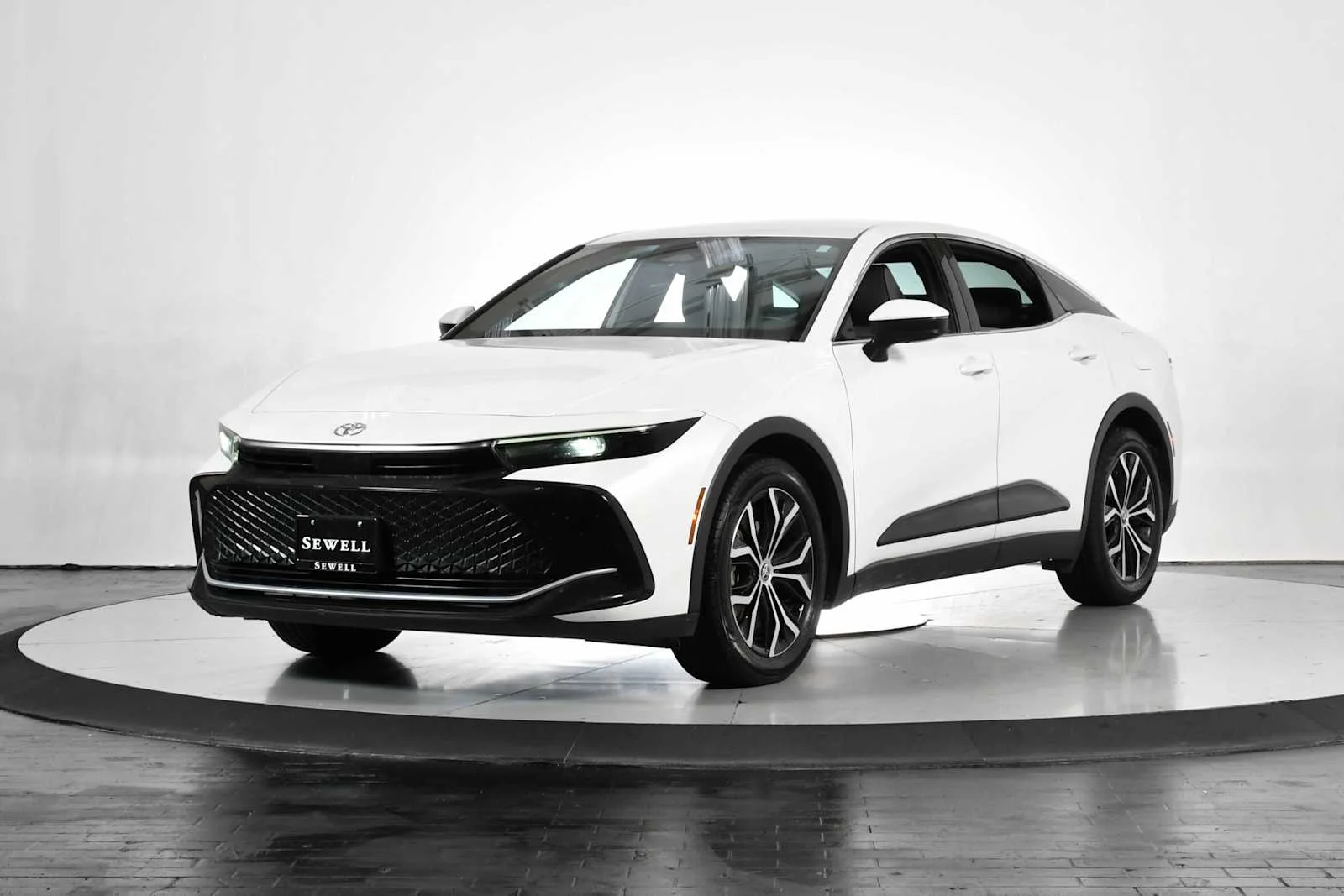 2023 Toyota Crown XLE AWD's photo
