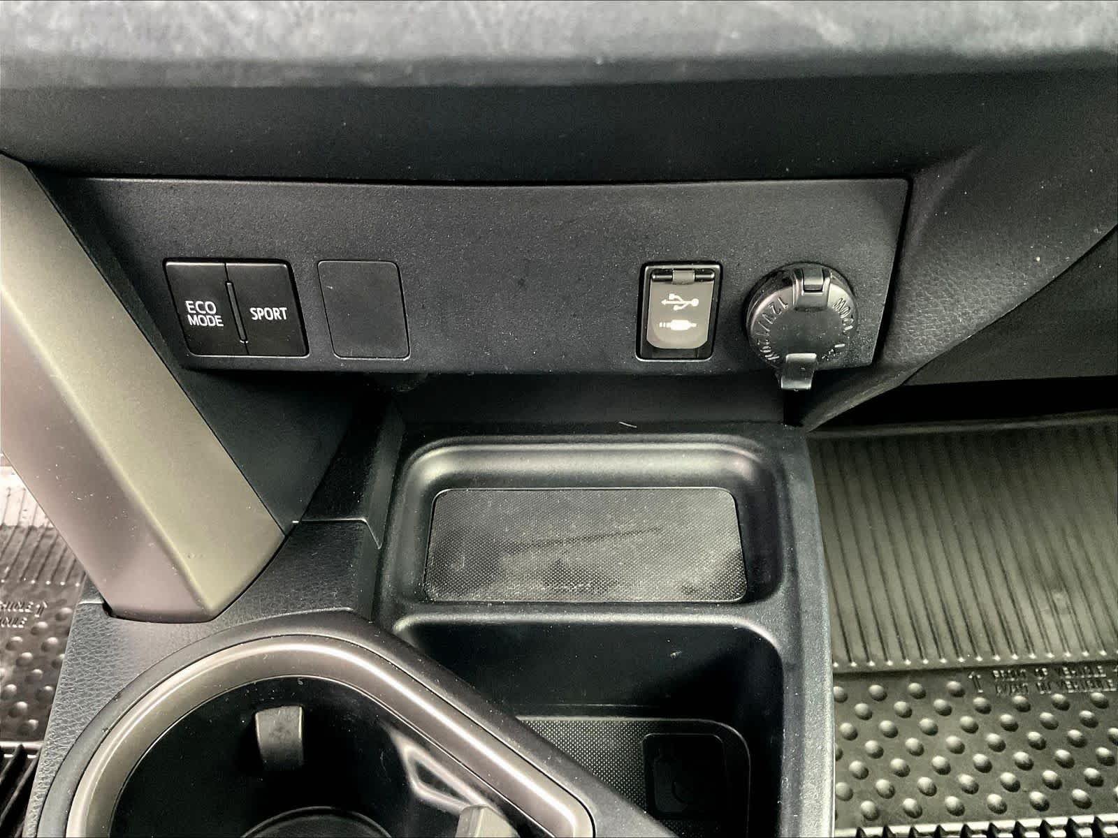 2017 Toyota RAV4 LE - Photo 17