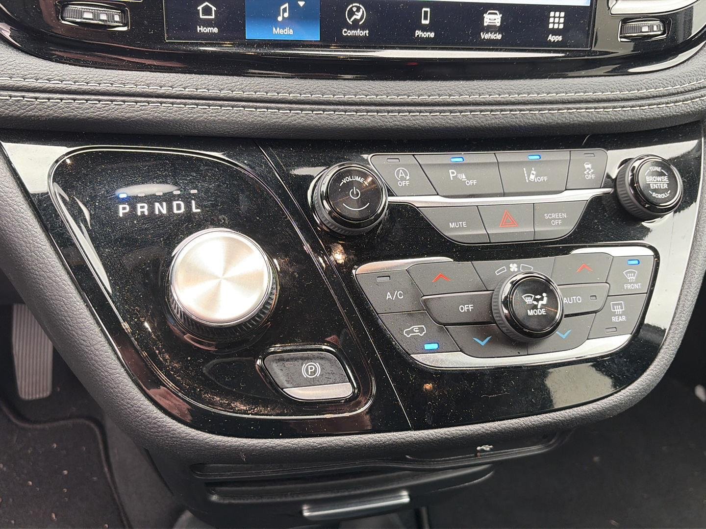 Used 2026 Diamond Black Crystal Pearlcoat Chrysler Select image 14