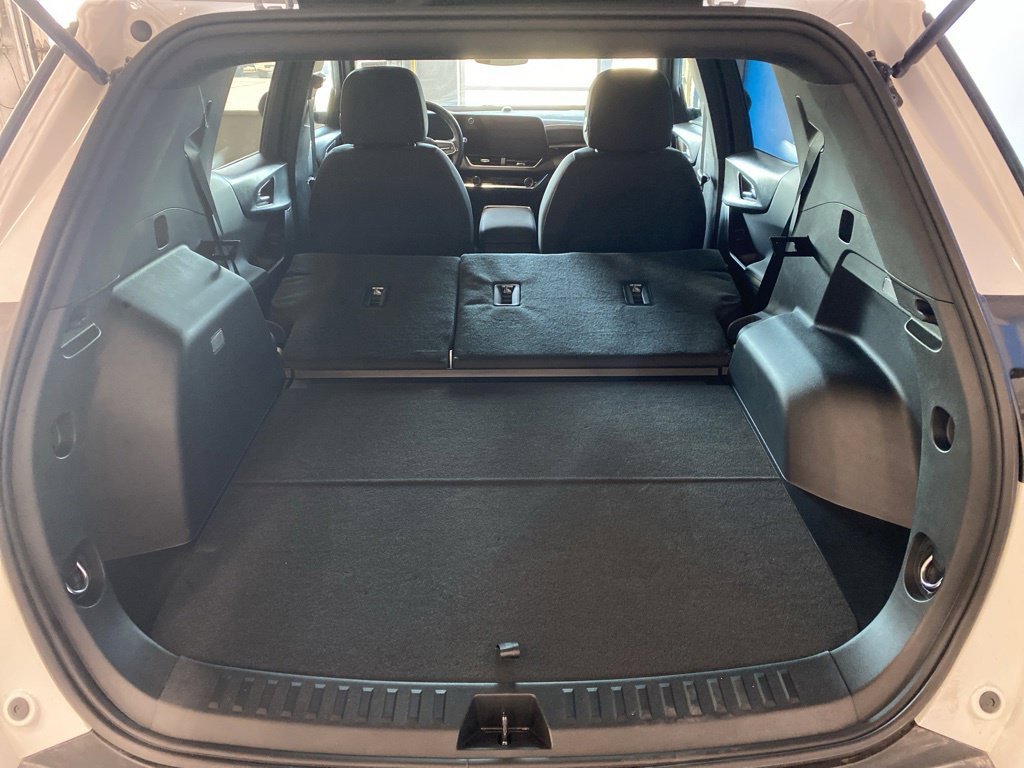 New 2027 Summit White Chevrolet LT image 21
