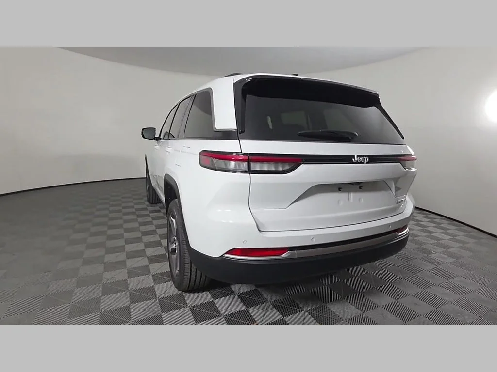 New 2026 Bright White Clear-Coat Exterior Paint Jeep Limited image 32