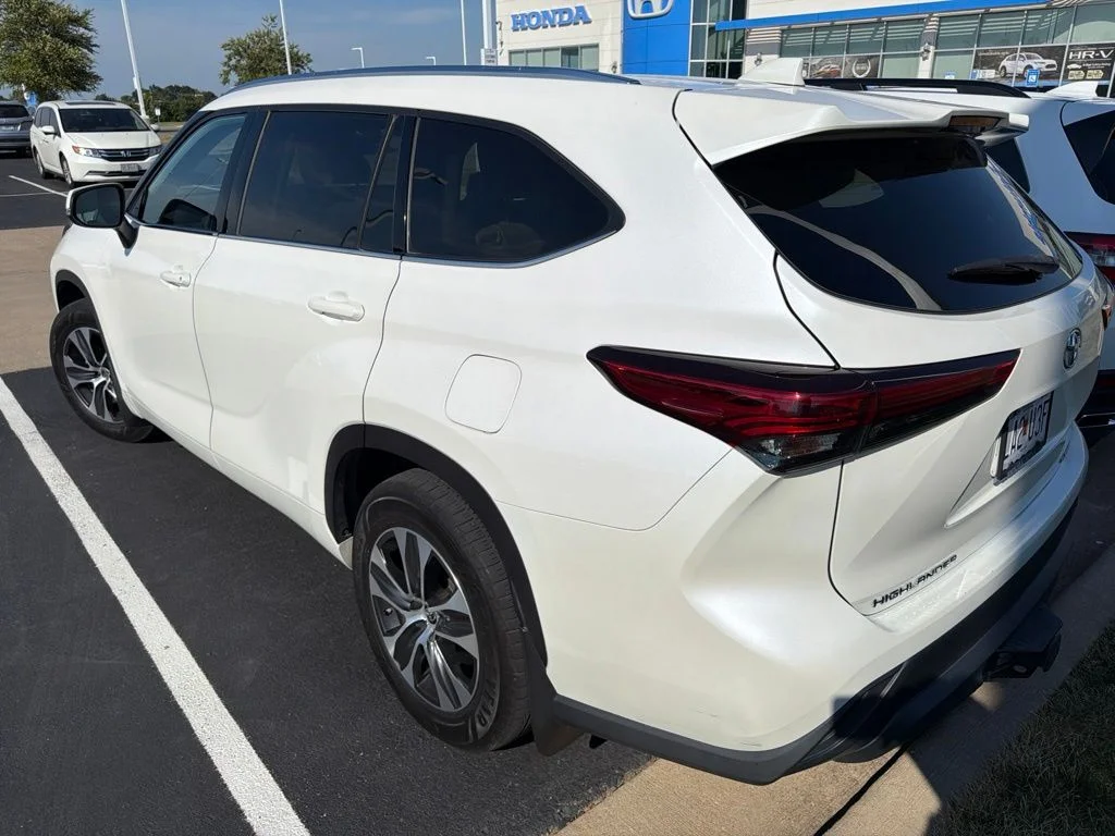 Used 2020 White Toyota XLE image 4