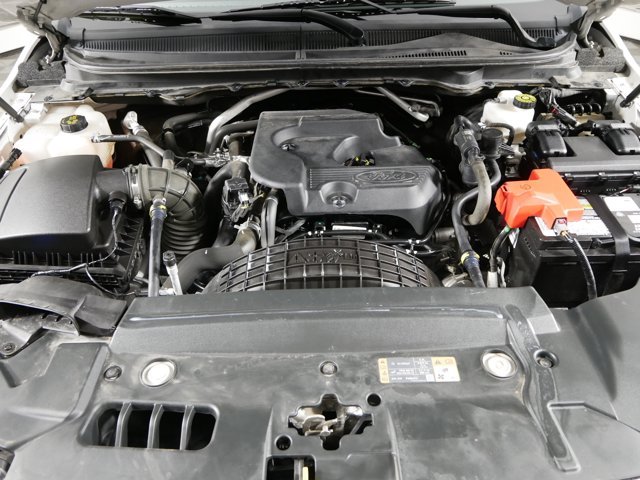 Used 2019 White Platinum Tri-Coat Ford Crew Cab LARIAT w/ FX4 Off-Road Pkg & Technology Pkg image 29