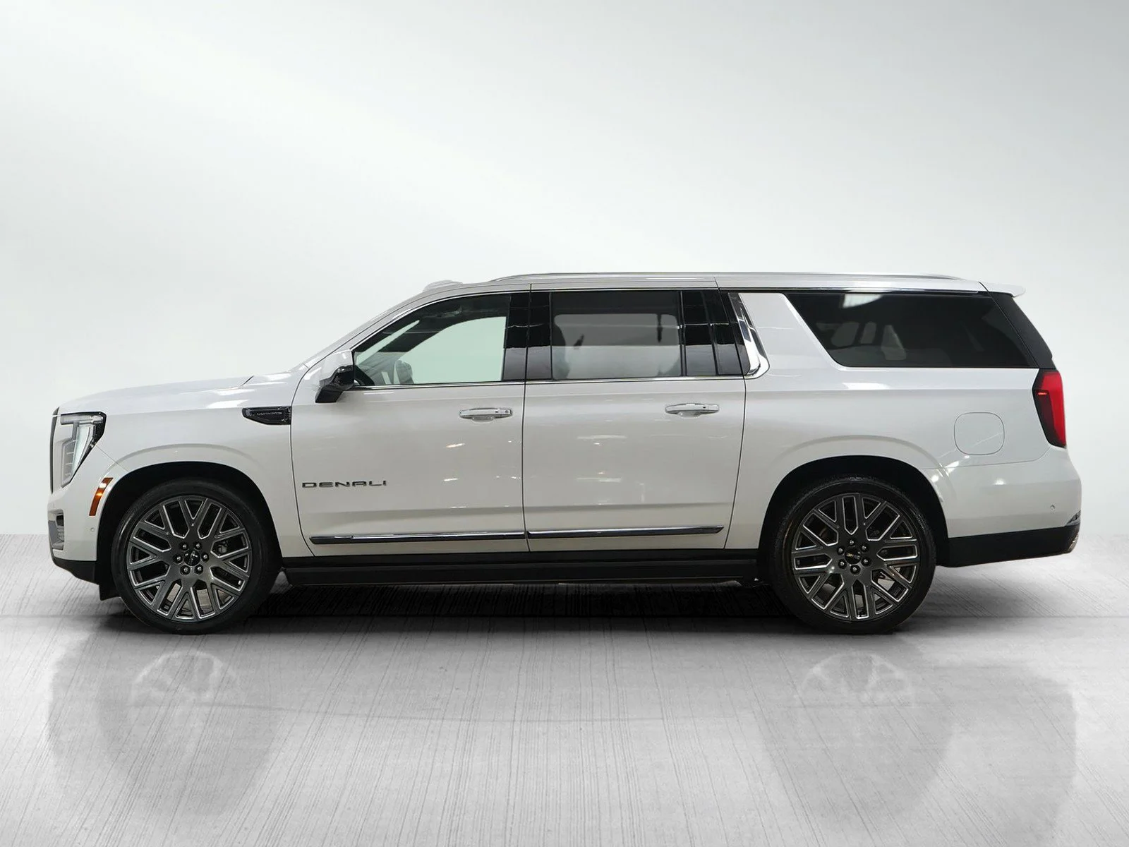 Used 2025 GMC Yukon XL Denali Ultimate with VIN 1GKS2KRL5SR234245 for sale in Roseville, Minnesota