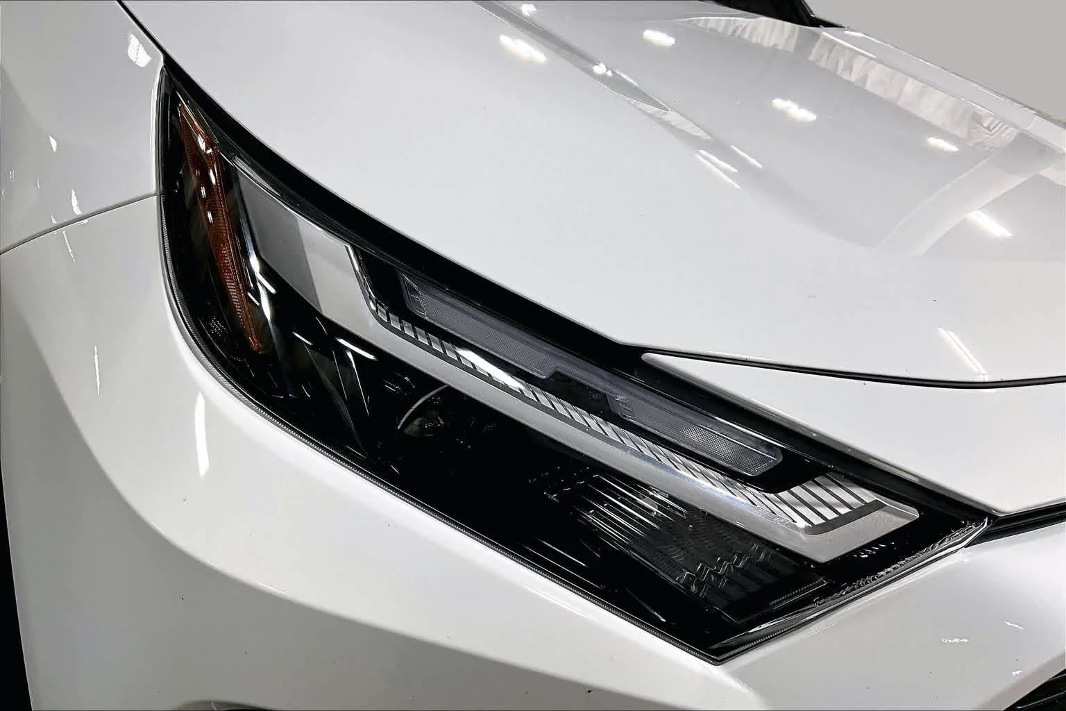 Used 2025 Ice Cap Toyota Hybrid XLE image 28