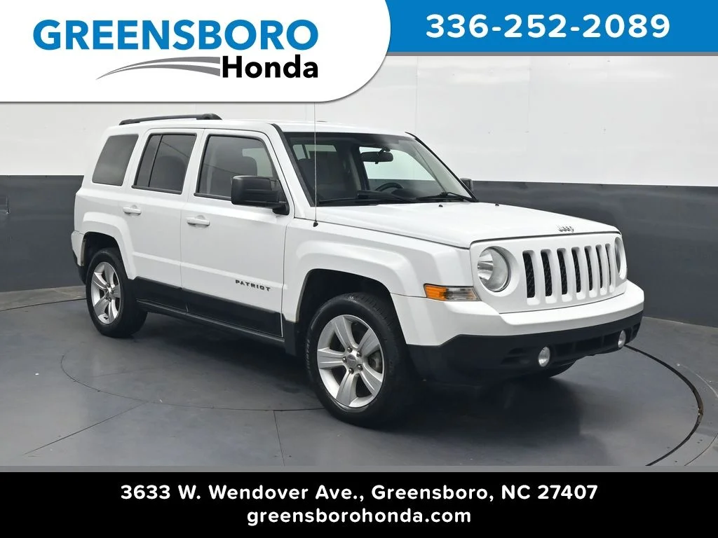 Used 2015 Bright White Clearcoat Jeep Latitude image 1