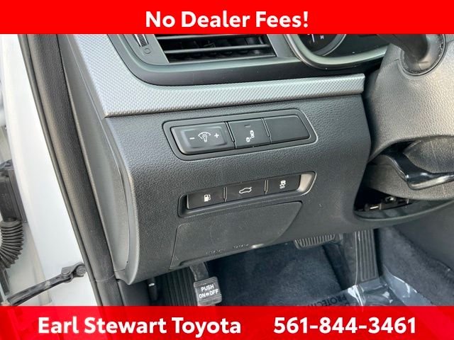 Used 2018 White Hyundai SE image 20