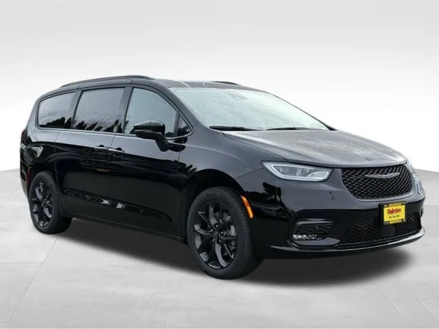 2026 Chrysler Pacifica Limited AWD's photo