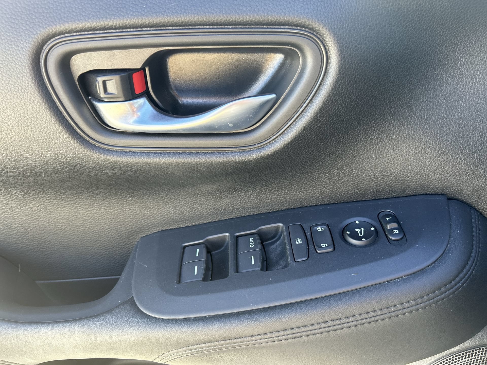 2025 Honda HR-V LX - Photo 15