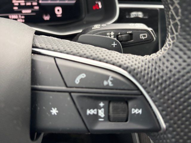 Used 2021 White Audi 4.0T Prestige image 29